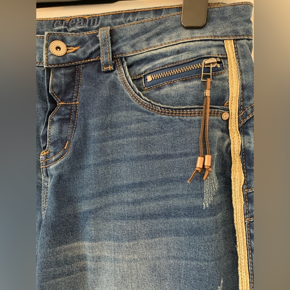 (42)Cream Blue Denim Jeans with Gold Accents - Picture 4 of 5